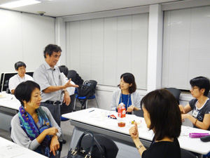 参加者同士で会話を実践する様子