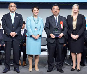 11月22日（火） Cisco Partner Conference Japan 2016の様子  左からシスコシステムズ 専務執行役員 高橋慎介氏、 代表執行役員社長 鈴木みゆき氏、 CTC 取締役 兼 常務執行役員 大久保 忠崇、 Cisco, Managing Director, APJC Partner Business Group, Vicki Batka氏