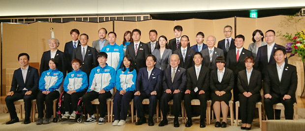 「文部科学大臣顕彰」表彰式での記念撮影（木附選手　2列目左から4番目　）