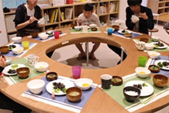日本財団「子ども第三の居場所」での夕食の様子
